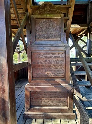 A csatának emléket állító kilátó tornyában Szatyor Győző faragása