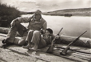 Ernest Hemingway és fia Capa fotóján,