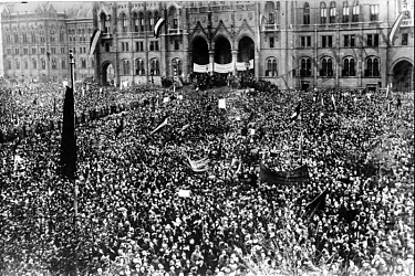 a Parlament előtti tömeg