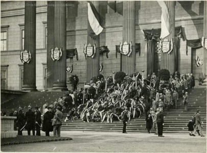 Útban hazafelé a Nemzeti Múzeum lépcsőjén