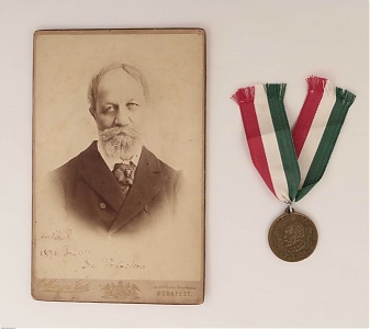 Jókai Mór dedikált fényképe, valamint az '50 éves írói jubileuma emlékére 1843-1893' készült emlékmedál