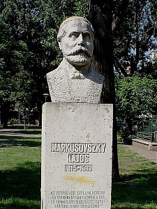 A Semmelweis Egyetem kertjében álló kő mellszobor