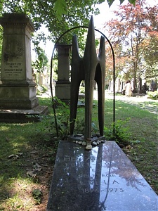 Sírja a Kerepesi temetőben