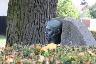 Síremléke Szedlicsnán