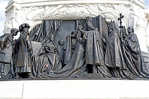 Az Andrássy szobor domborművén Ferenc József koronázása