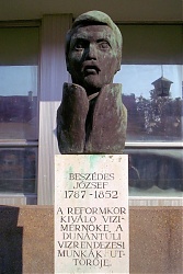 Mellszobra Siófokon