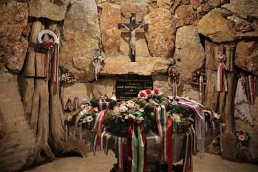 Sírja a kápolnában