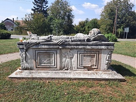 Az 1988-ban felavatott Szondi-szarkofág