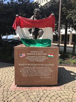 'A repedés a Berlini Falban egy lyukkal egy zászlóban kezdődött Budapesten' hirdeti Cleveland 56-os emlékműve