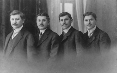 1911 őszén a Homonnai műteremben készült a négy Galamb fiút ábrázoló híres kép