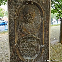 Emlékoszlopa Kiskunfélegyházán<br/>Felirata: 'A terv nagysága a lélek nagyságának mértéke'