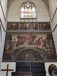 A kripta lejáratát díszítő 'képregény'