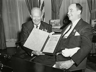 Eisenhower amerikai elnök a Szabadság érdemrendet adományozza Neumann Jánosnak 1956-ban