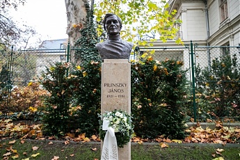 Mellszobra Budapesten