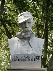 Mellszobra Rómában