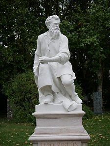 Felújított sírja a Kerepesi temetőben