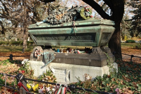 Arany János síremléke a Kerepesi temetőben