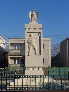 'Nagyobb szeretete senkinek sincs, mint aki életét adja barátaiért'<br/> üzeni a tardoskeddi emlékmű is