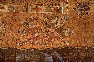 Noin Ula-i 1. századi lelet. Nemez szőnyeg, hímzett kínai selyem.