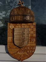 Fából faragott címer