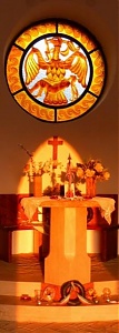 Az Őszi Napforduló Napnyugta sugarai a Kárpát Haza Temploma Oltárán