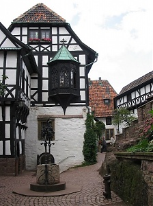 A wartburgi vár udvara, a gyermekévek helyszíne