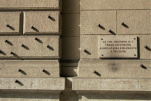 A Földművelésügyi Minisztérium falán a véres csütörtökre emlékező emléktábla és a 'golyó ütötte' fal