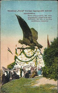 Egy régi képeslap a 'bánhidai' Turul szoborral