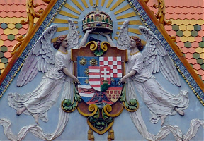 Pécs, Postapalota Zsolnay kerámia címer