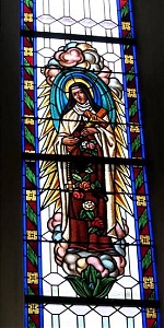 A doborjáni római katolikus templom ólomüvegablakán