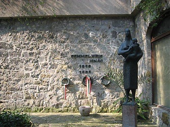 Az új síremlék és Borsos Miklós: Anya gyermekével c. szobor