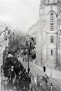 A gyászhintó a kassai székesegyház előtt