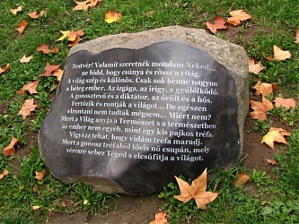 A bronz Wass szobor körüli idézetekkel ékesített emlékkövek egyike