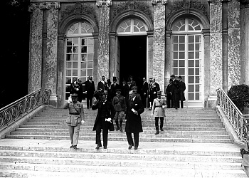 Az aláírás után Benárd Ágost küldöttségvezető (középen cilinderrel a kezében) és Drasche-Lázár Alfréd rendkívüli követ és államtitkár elhagyja a versailles-i Trianon kastélyt.