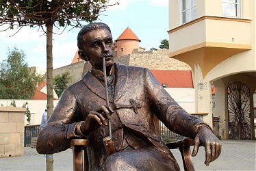 Kutas László szobrászművész ülő, egész alakos bronzszobra Gárdonyiról Egerben