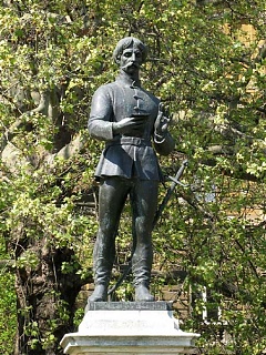 Szobra a Kodály köröndön