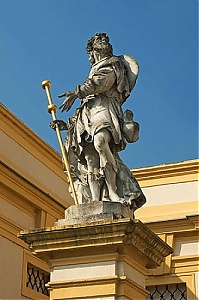 a melki apátság főkapuja előtti Szent Kálmán szobor