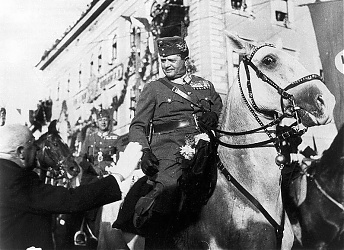 Vitéz nagybaczoni Nagy Vilmos 1940. szeptember 10-én a honvédek élén bevonul Marosvásárhelyre