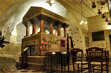 A Tours-i bazilika közepén van a sírja, melyhez számtalan csodás gyógyulás kötődik.