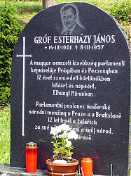 A várbörtön mellett felállított jelképes síremléke