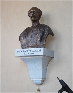 Gróf Bánffy Miklós szobra a szegedi Dóm téri panteon falán