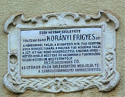 Emléktáblája Nagykállóban, a szülői házon