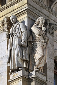 Révai és Descartes szobra az épület sarkán