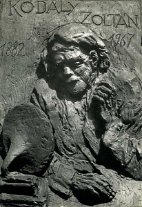 Bronz domborműve a ház falán, ahol Kodály 1924-től haláláig lakott