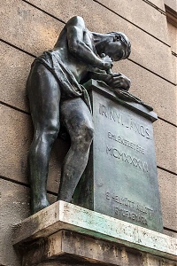 Irinyi János domborműves emléktáblája Józsefvárosban gyufagyára helyén