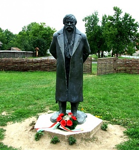 Szobra szülőföldjén