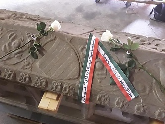 Szarkofágjának fedőlapja a zürichi Landesmuseumban