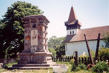 Síremléke Eresztevényben, a Református templom kertjében