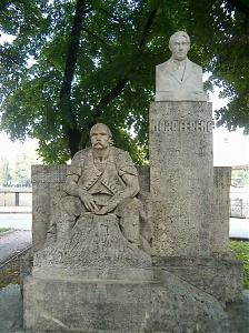 Móra Ferenc szobra Szegeden, a nevét viselő Múzeum előtti parkban