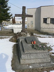 Sírja a jernyei temetőben